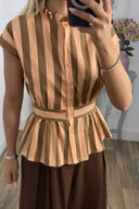 Vintagebluse med kontraststriber, flæser og peplum