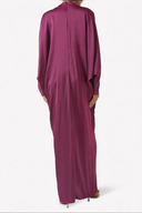 Vestido maxi magenta de cetim com decote em cetim