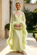 Vestido maxi verde-lima transparente com capa de penas