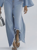 Lässiger Retro-Jumpsuit aus hellblauem Jeansstoff mit ausgestelltem Bein, langen Ärmeln und rohem Saum