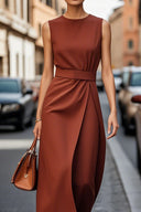 Elegant ensfarvet taljekjole