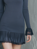 Vestido corto de punto con cuello alto retro, puños de encaje y dobladillo plisado