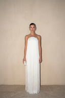 Vestido maxi branco sem alças, plissado e com franjas