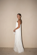 Vestido maxi branco sem alças, plissado e com franjas