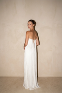 Vestido maxi branco sem alças, plissado e com franjas