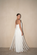 Vestido maxi branco sem alças, plissado e com franjas