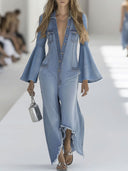Lässiger Retro-Jumpsuit aus hellblauem Jeansstoff mit ausgestelltem Bein, langen Ärmeln und rohem Saum