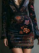 Vestido mini bodycon de terciopelo con estampado floral bohemio, escote en V y ribete de encaje