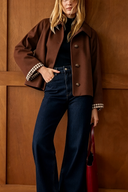 Kurzer Trenchcoat mit Knopfleiste