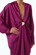 Vestido maxi magenta de cetim com decote em cetim