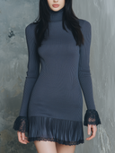 Vestido corto de punto con cuello alto retro, puños de encaje y dobladillo plisado