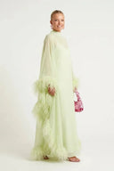 Vestido maxi verde-lima transparente com capa de penas
