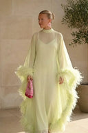Vestido maxi verde-lima transparente com capa de penas