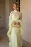 Vestido maxi verde-lima transparente com capa de penas