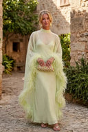 Vestido maxi verde-lima transparente com capa de penas