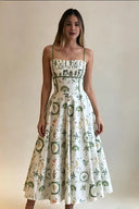 Grünes Midikleid mit botanischem Muster und Smok-Details