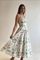 Grünes Midikleid mit botanischem Muster und Smok-Details
