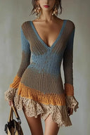 Gestricktes Minikleid mit langen Ärmeln und V-Ausschnitt