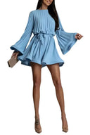 Plissiertes Minikleid mit Schnürung und Trompetenärmeln