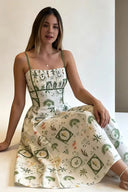 Grünes Midikleid mit botanischem Muster und Smok-Details