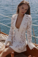 Mini-robe en dentelle florale à manches évasées, décolleté V plongeant et lien à nouer sur le devant