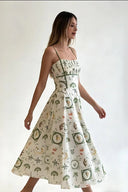 Grünes Midikleid mit botanischem Muster und Smok-Details