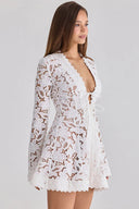 Mini-robe en dentelle florale à manches évasées, décolleté V plongeant et lien à nouer sur le devant