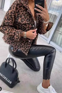 Kort denimjack met luipaardprint