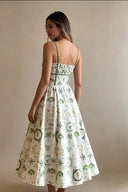 Grünes Midikleid mit botanischem Muster und Smok-Details