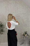 Heartly hvid T-shirt med hjerteudskæring på ryggen