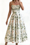Grünes Midikleid mit botanischem Muster und Smok-Details