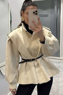 Taillierter kurzer Trenchcoat