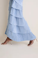 Vestido maxi azul-claro com pregas plissadas, halter e camadas