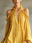 Robe courte verte à pois, épaules dénudées et encolure volantée
