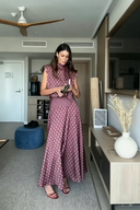 Conjunto retro de dos piezas con top de cuello de pañuelo estampado y falda larga fluida