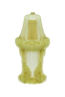 Vestido maxi transparente dourado com capa de penas em tom kiwi claro