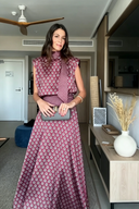 Conjunto retro de dos piezas con top de cuello de pañuelo estampado y falda larga fluida