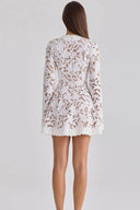 Mini-robe en dentelle florale à manches évasées, décolleté V plongeant et lien à nouer sur le devant
