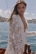 Mini-robe en dentelle florale à manches évasées, décolleté V plongeant et lien à nouer sur le devant