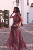 Conjunto retro de dos piezas con top de cuello de pañuelo estampado y falda larga fluida