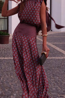 Conjunto retro de dos piezas con top de cuello de pañuelo estampado y falda larga fluida