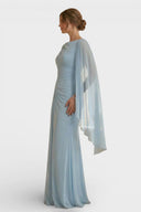 Vestido largo elegante con mangas capa drapeadas
