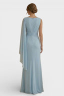 Vestido largo elegante con mangas capa drapeadas