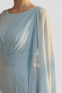 Vestido largo elegante con mangas capa drapeadas