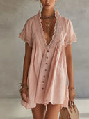 Robe rose en dentelle à boutons sur le devant