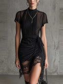 Robe noire en dentelle plissée