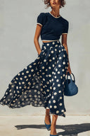Conjunto de top de punto azul marino y falda de gasa con lunares