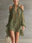 Robe courte verte à pois, épaules dénudées et encolure volantée