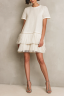Robe courte minimaliste à franges sur l’ourlet