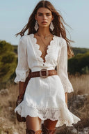 Mini-robe à col en V bordé de dentelle